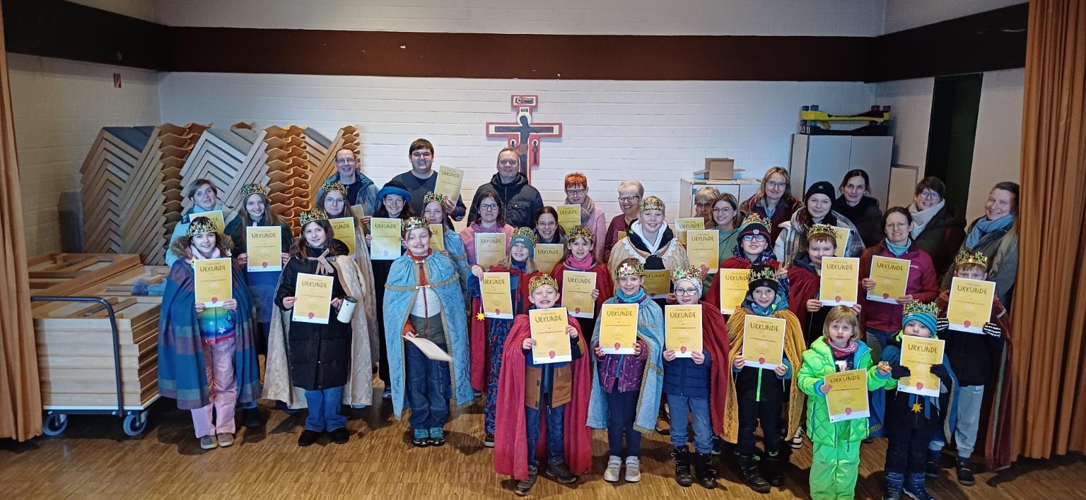 Die Kinder und Jugendlichen sammelten in Butzbach und seinen Ortsteilen 5552,49 Euro für das Kinderhilfswerk „Die Sternsinger“ und zeigen stolz ihre Sternsinger-Urkunden. (c) Pfarrei St. Gottfried