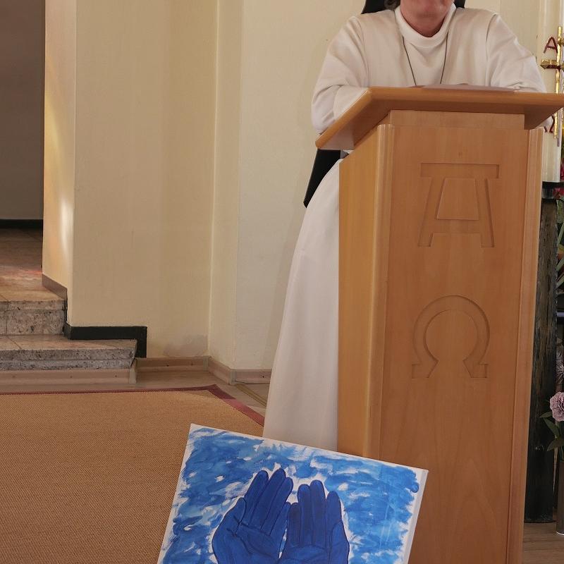 Ein Bild mit zwei blauen Händen stellte Schwester Judith Moormann in den Mittelpunkt ihrer Ansprache.