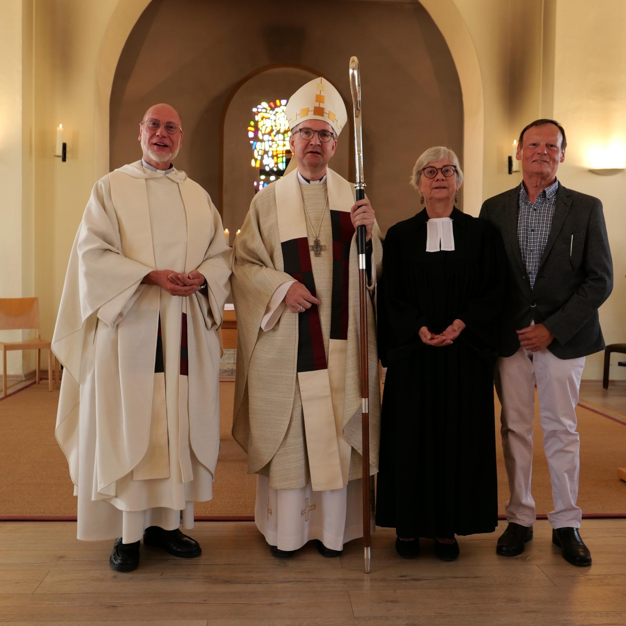 Bischof Peter Kohlgraf (2.v.l.) hielt den Gottesdienst am Tag der Gefangenen. Das Bild zeigt ihn mit Gefängnispfarrer Pater Georg Menke (1.v.l.), der evangelischen Pfarrerin Barbara Zöller und Anstaltsleiter Uwe Röhrig.