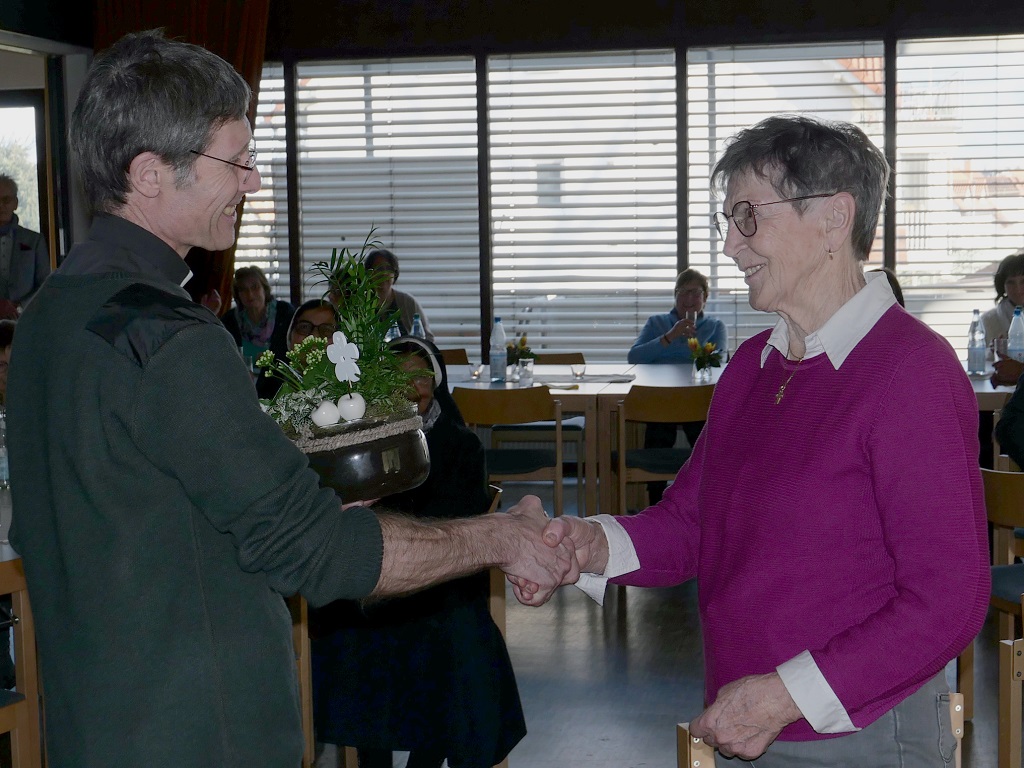 Annemarie Guth, langjährige Ehrenamtliche in St. Michael Fauerbach und St. Gottfried, wurde von Pfarrer Roßbach verabschiedet. (c) Andrea Kipp