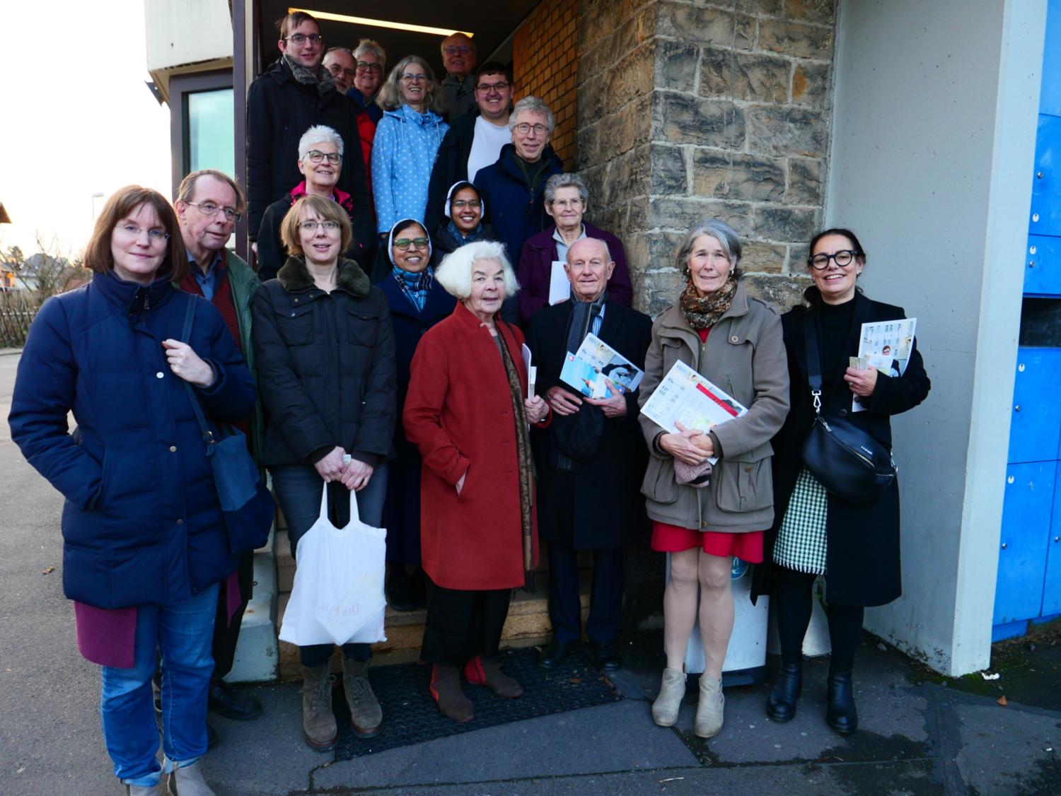 Männer und Frauen aus St. Gottfried und von außerhalb besuchten am zweiten Weihnachtstag die JVA. (c) Andrea Kipp