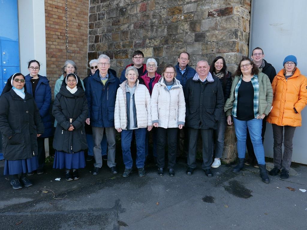 Männer und Frauen aus St. Gottfried und von außerhalb besuchten am zweiten Weihnachtstag die JVA.