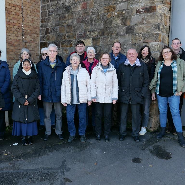 Männer und Frauen aus St. Gottfried und von außerhalb besuchten am zweiten Weihnachtstag die JVA.