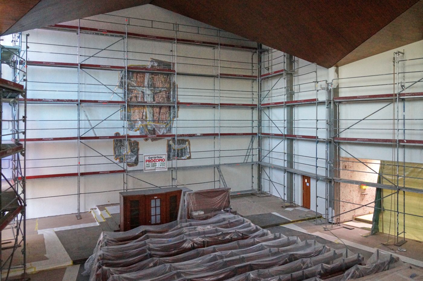 Innenansicht der Kirche Heilig Kreuz Darmstadt während der Renovierung - komplett eingerüstet