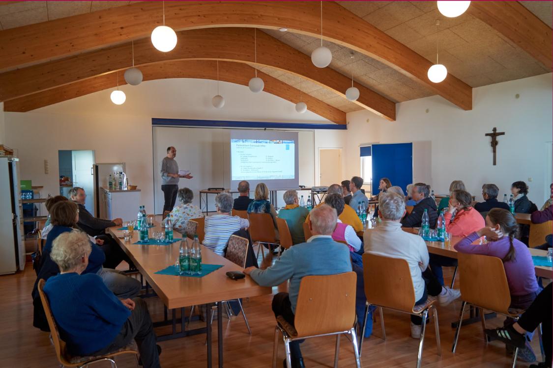 Pfarrsaal Heilig Kreuz bestuhlt mit Gemeindemitgliedern bei der Gemeindeversammlung