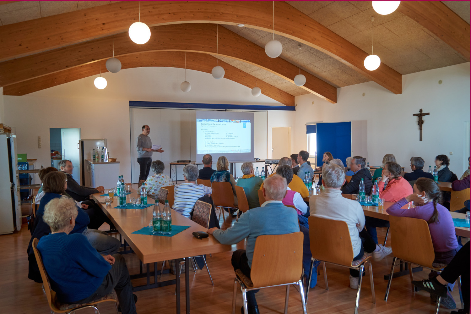 Pfarrsaal Heilig Kreuz bestuhlt mit Gemeindemitgliedern bei der Gemeindeversammlung