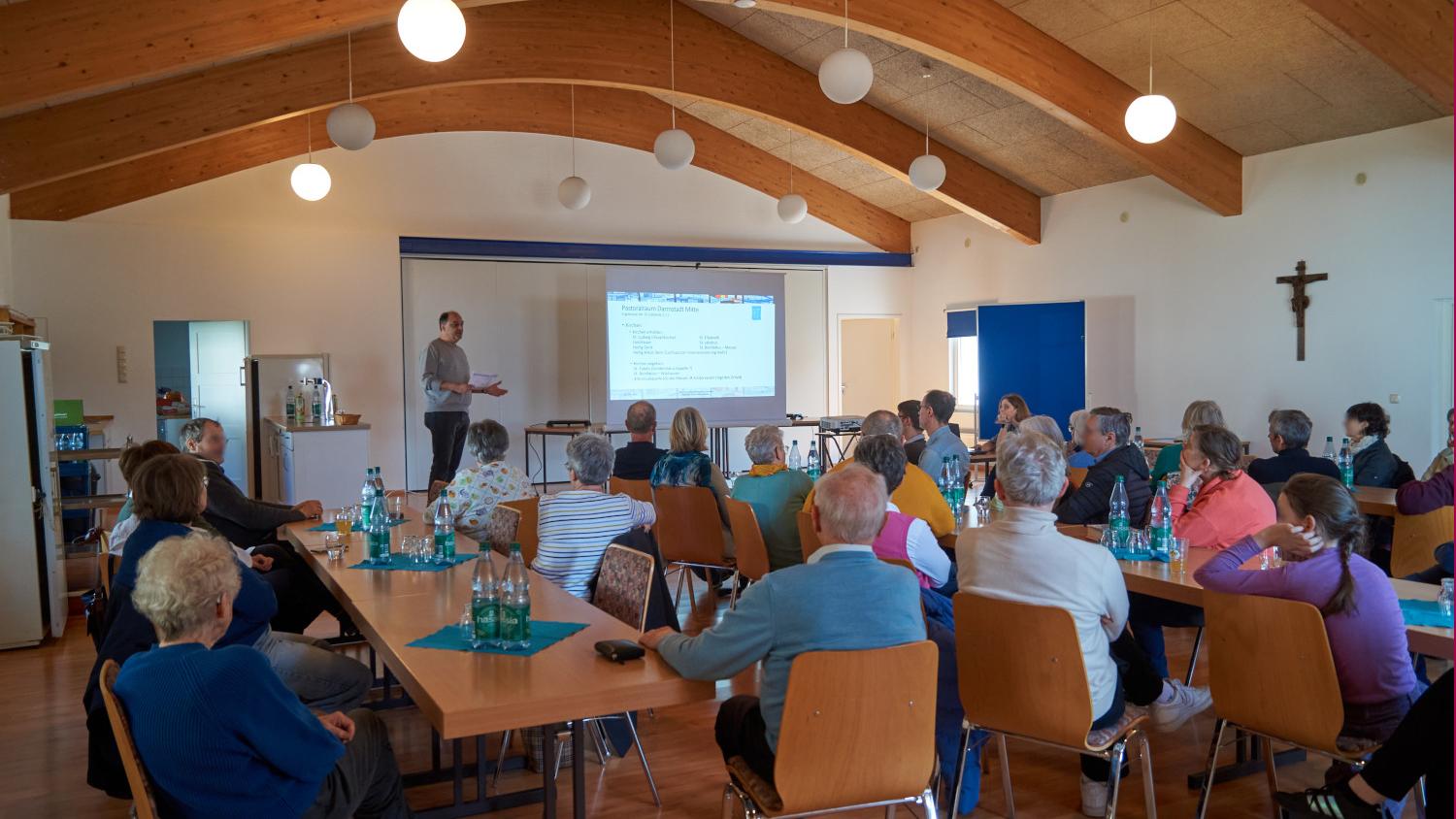 Pfarrsaal Heilig Kreuz bestuhlt mit Gemeindemitgliedern bei der Gemeindeversammlung
