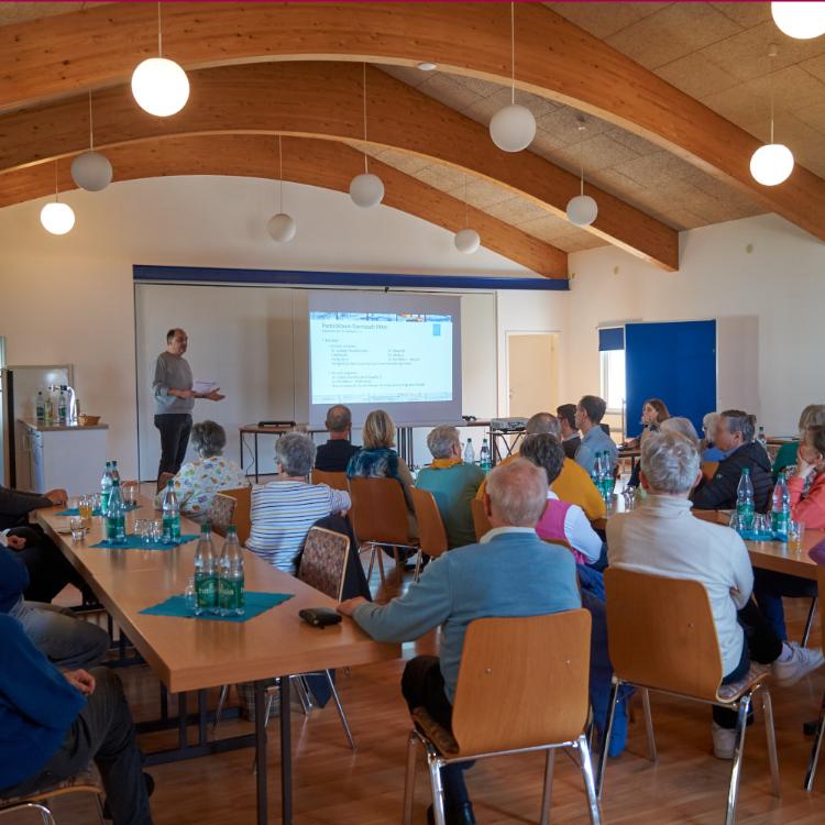 Pfarrsaal Heilig Kreuz bestuhlt mit Gemeindemitgliedern bei der Gemeindeversammlung