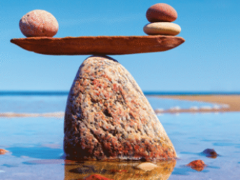 Steine in Balance im Wasser am Strand