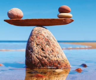 Steine in Balance im Wasser am Strand