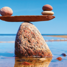 Steine in Balance im Wasser am Strand