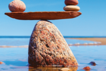 Steine in Balance im Wasser am Strand