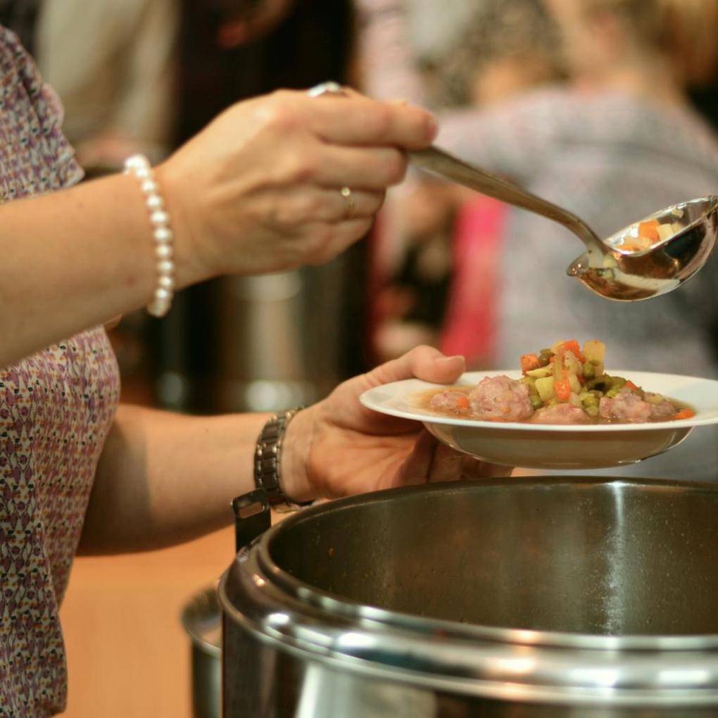 Ein Suppenteller wird gefüllt