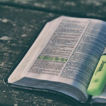 geöffnete Bibel mit Textmarker