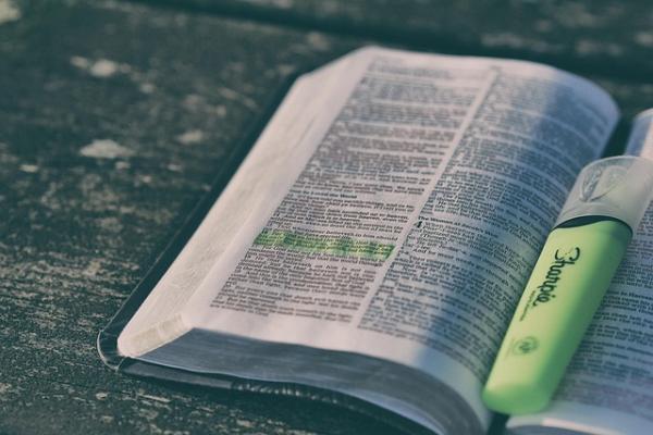 geöffnete Bibel mit Textmarker