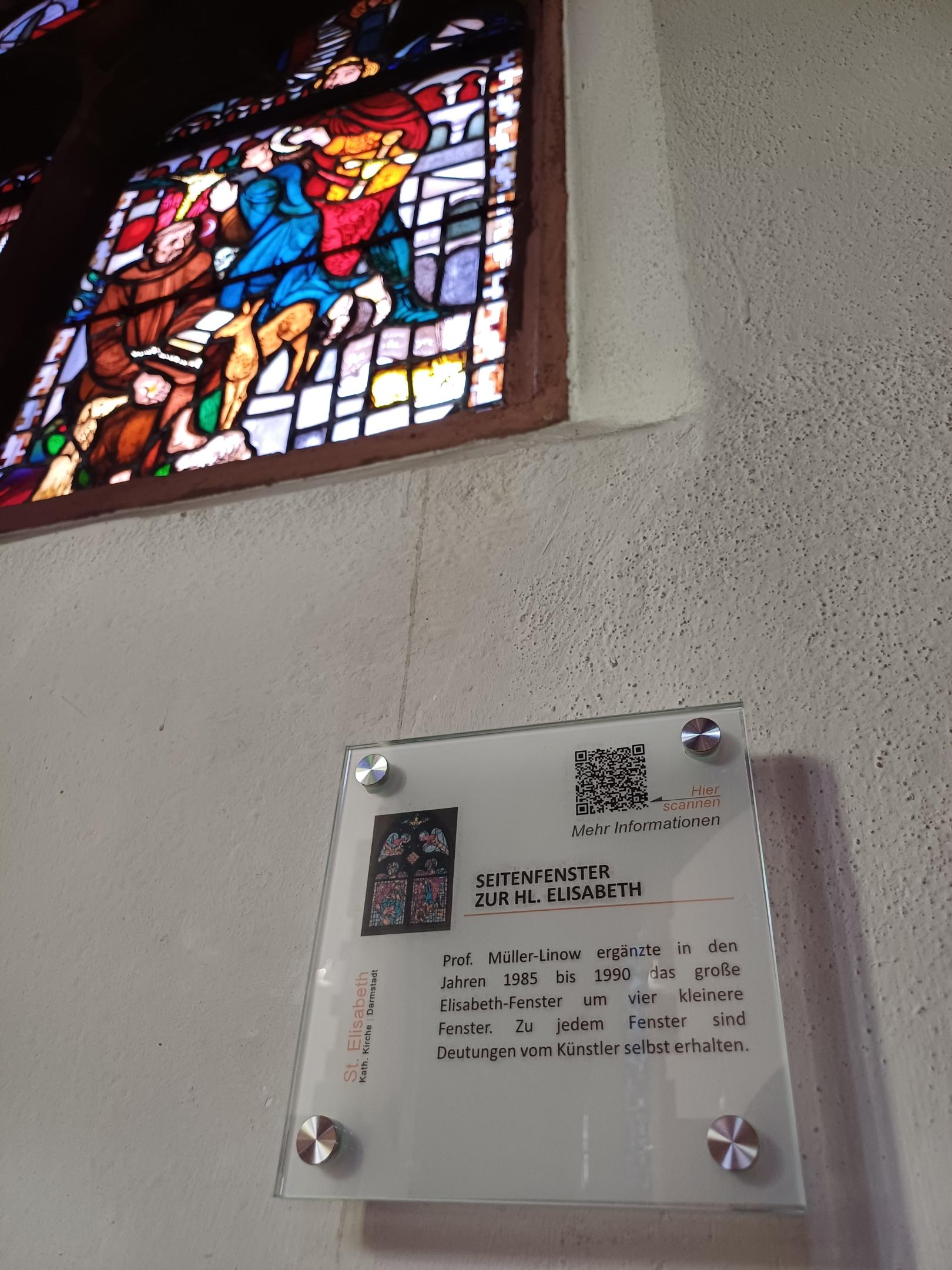 QR-Codes auf Erklärtafeln in der St.-Elisabeth-Kirche ermöglichen den Zugriff auf den digitalen Kirchenführer mit mehr Informationen (c) Dominique Humm