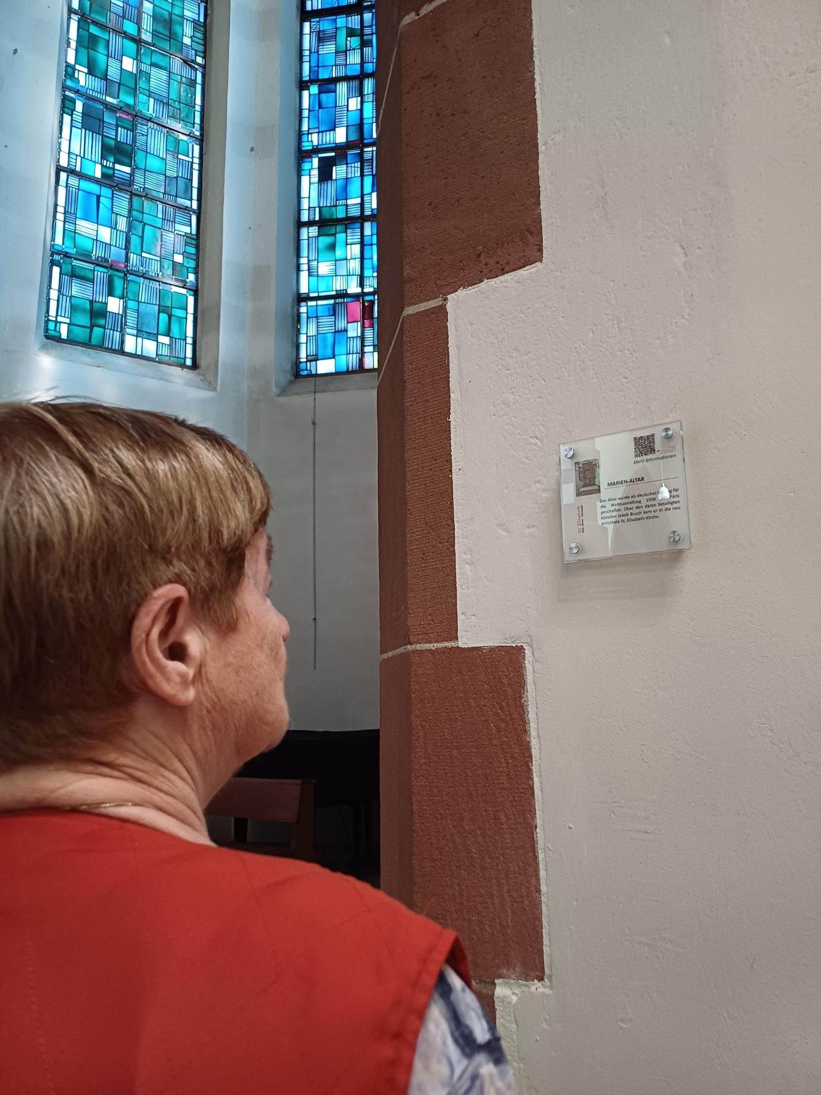 Erklärschilder erläutern kurz ausgewählte Gegenstände in der Kirche (c) Dominique Humm