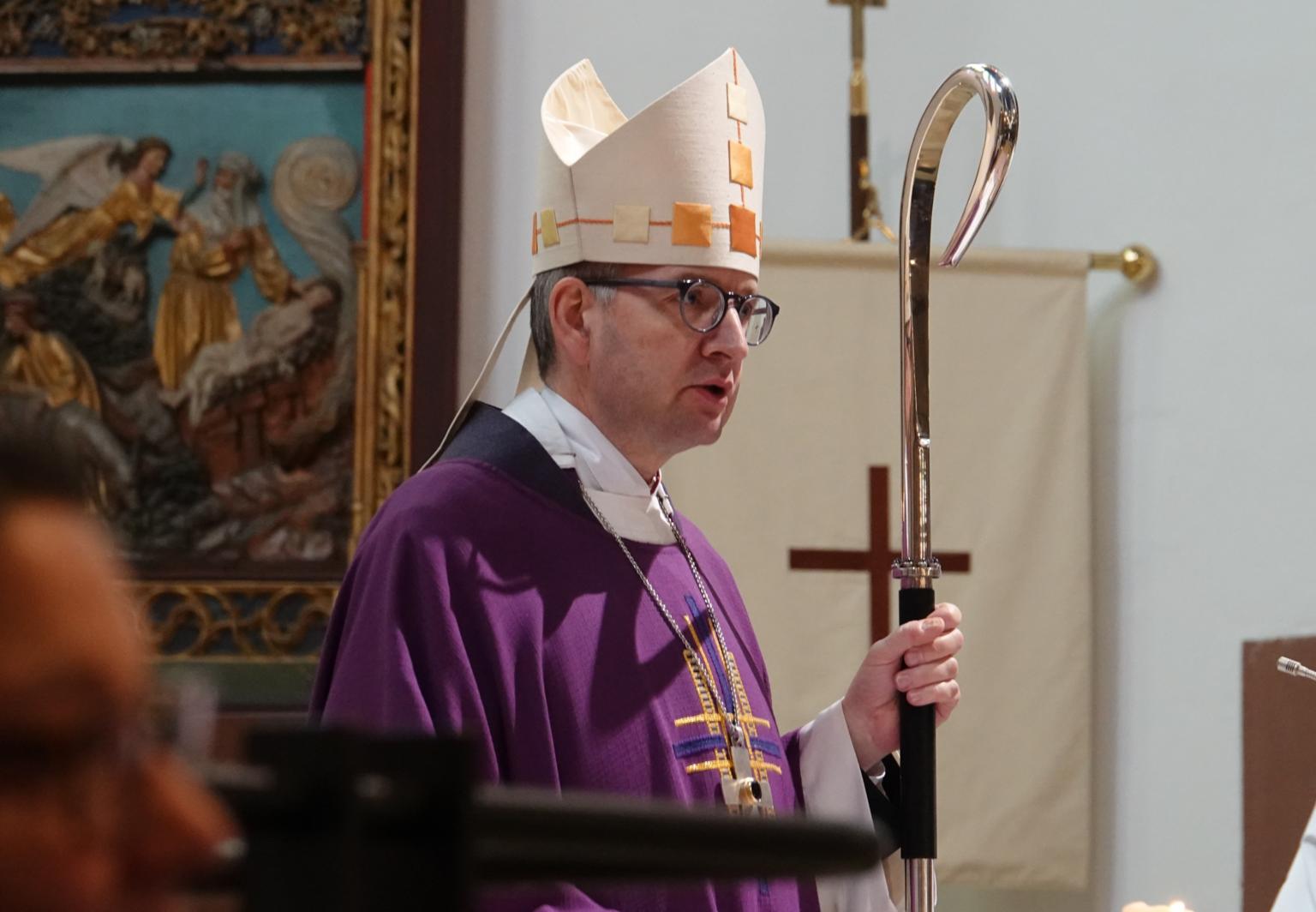 Bischof Peter Kohlgraf bei der Einweihung der Schöpfungsfenster (c) Peter Tanke