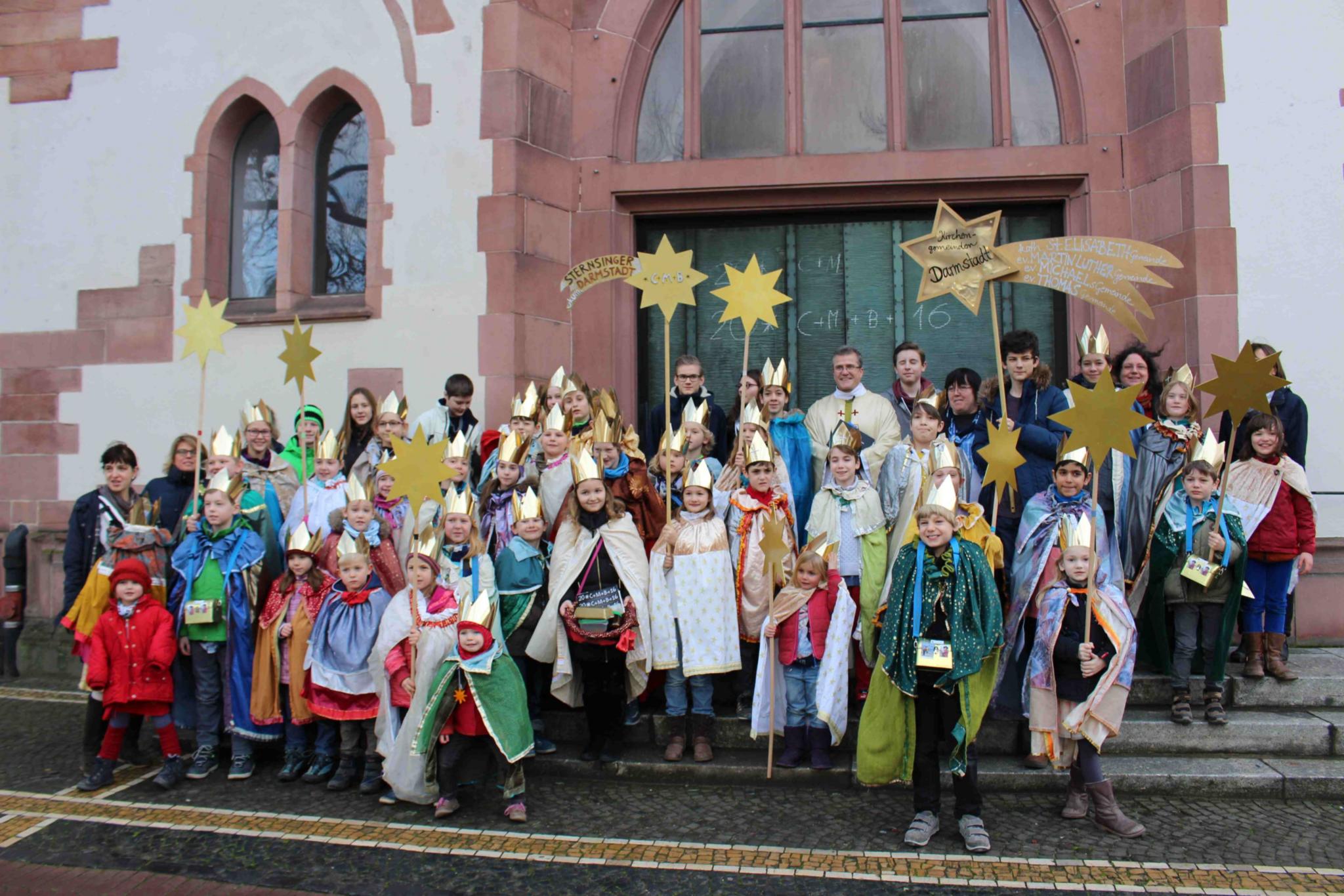 Ökumenische Sternsinger aus dem Darmstädter Martinsviertel präsentieren sich