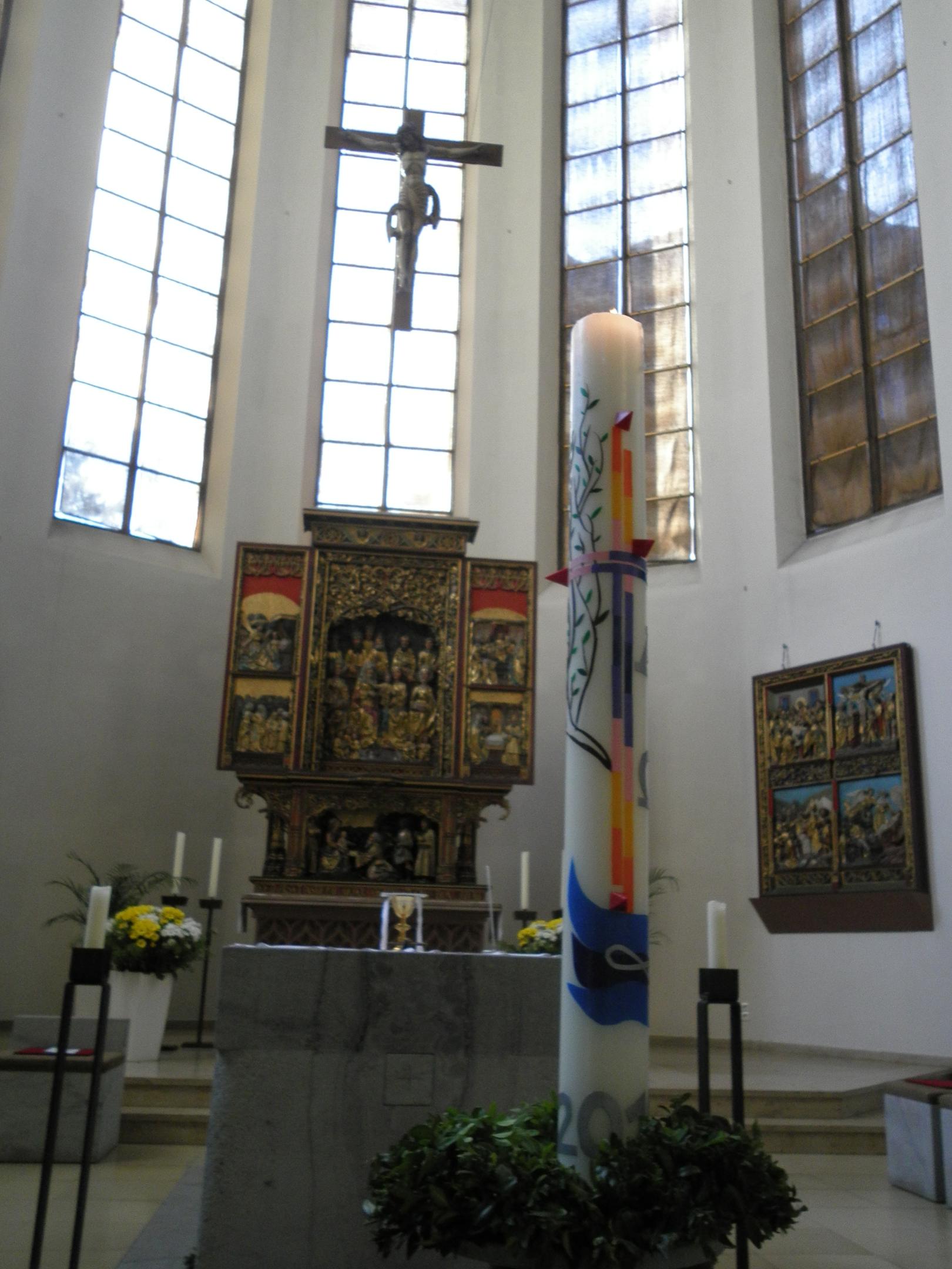 Osterkerze im Altarraum (c) St. Elisabeth, Darmstadt