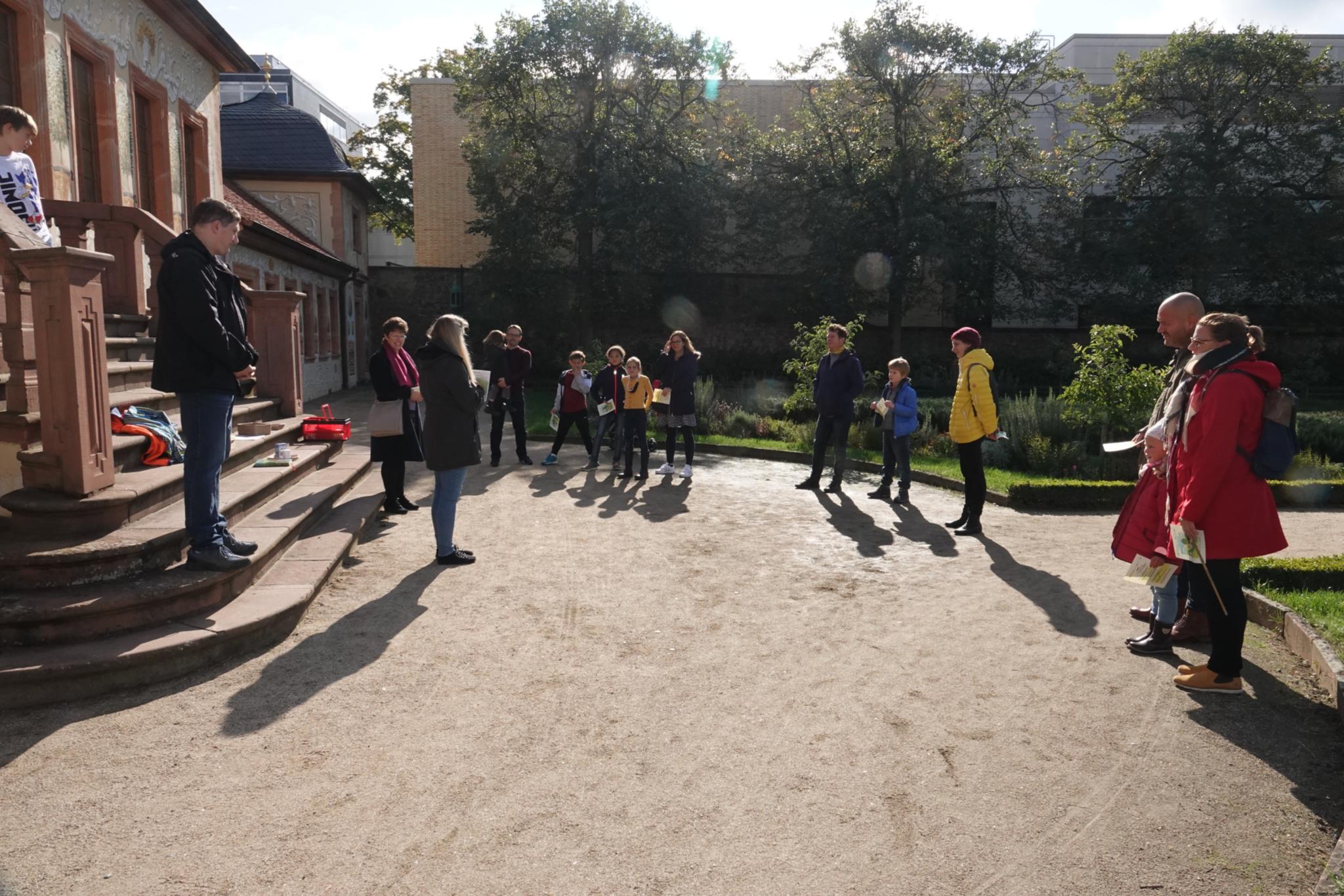 Familien an der 2. Station im Prinz-Georg-Garten Darmstadt