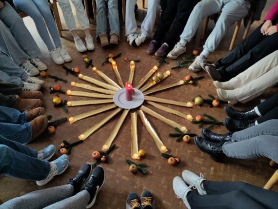 Selbst Teil des Adventskranzes werden