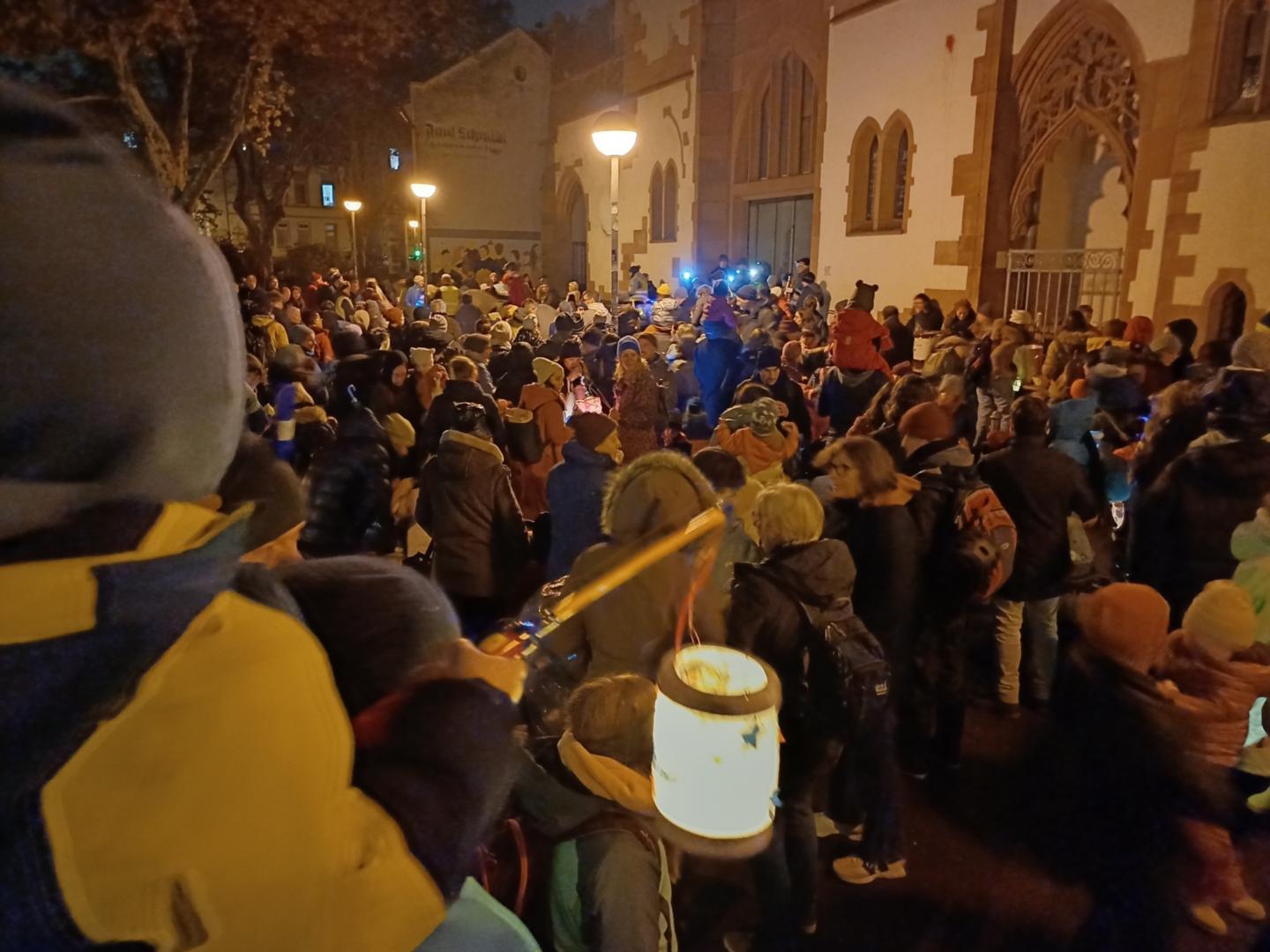 Großer Andrang vor der Kirche (c) Humm