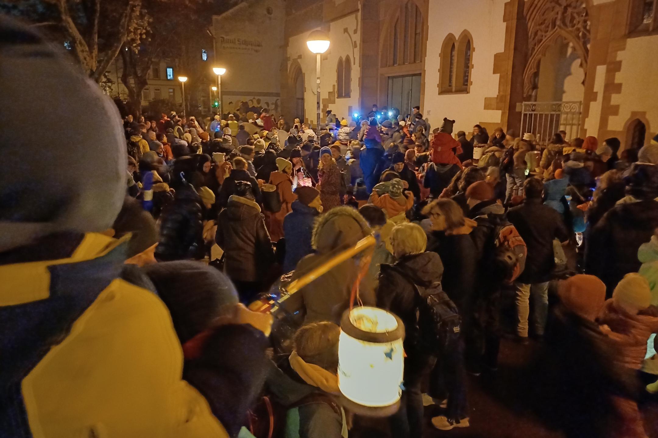 Großer Andrang vor der Kirche