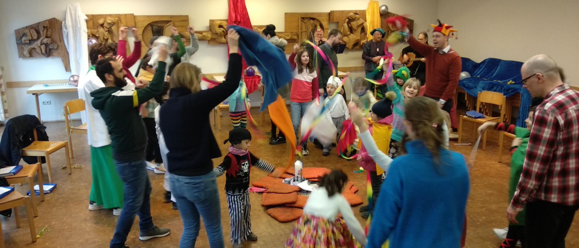 Rosen statt Kamelle – Elisabeth ist zur Stelle! Rosen statt Kamelle – Elisabeth ist zur Stelle!