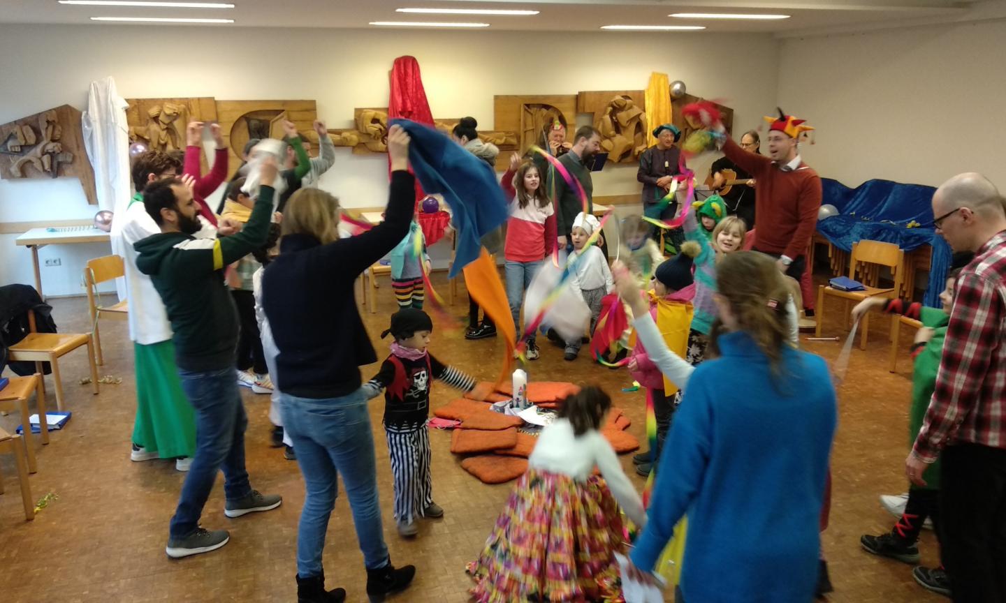 Rosen statt Kamelle – Elisabeth ist zur Stelle! Rosen statt Kamelle – Elisabeth ist zur Stelle!