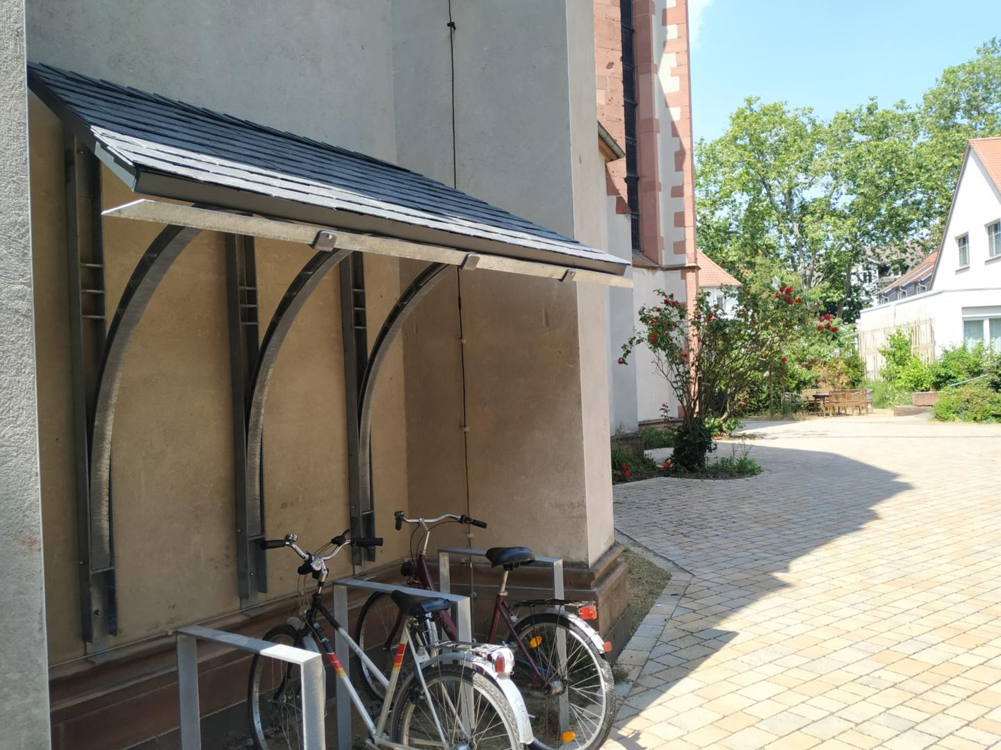 Die Überdachung für die Fahrradständer ist fertiggestellt (c) Dominique Humm