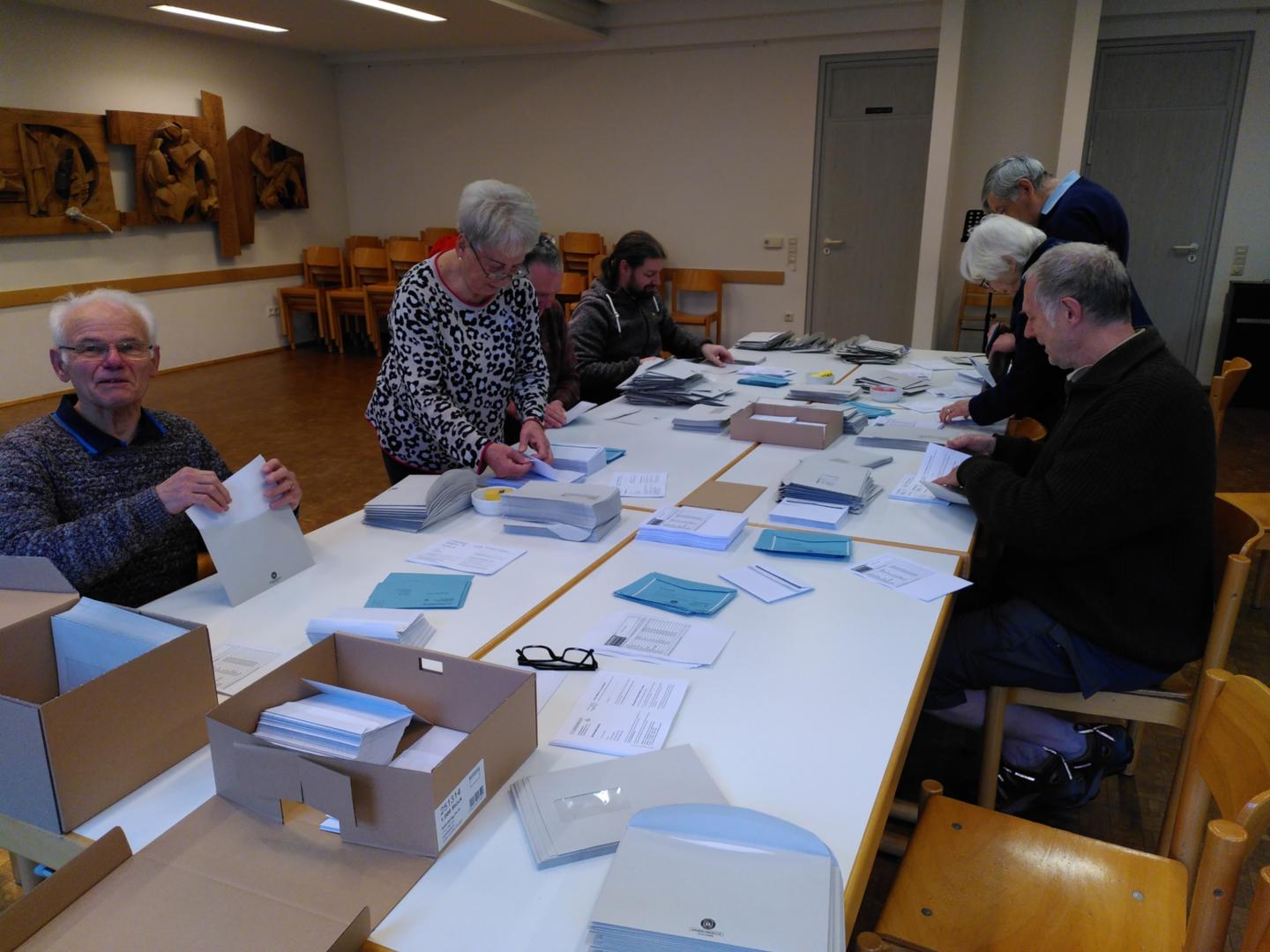 Helfert haben die Wahlunterlagen für den Versand geordnet (c) Annette Hüttemann