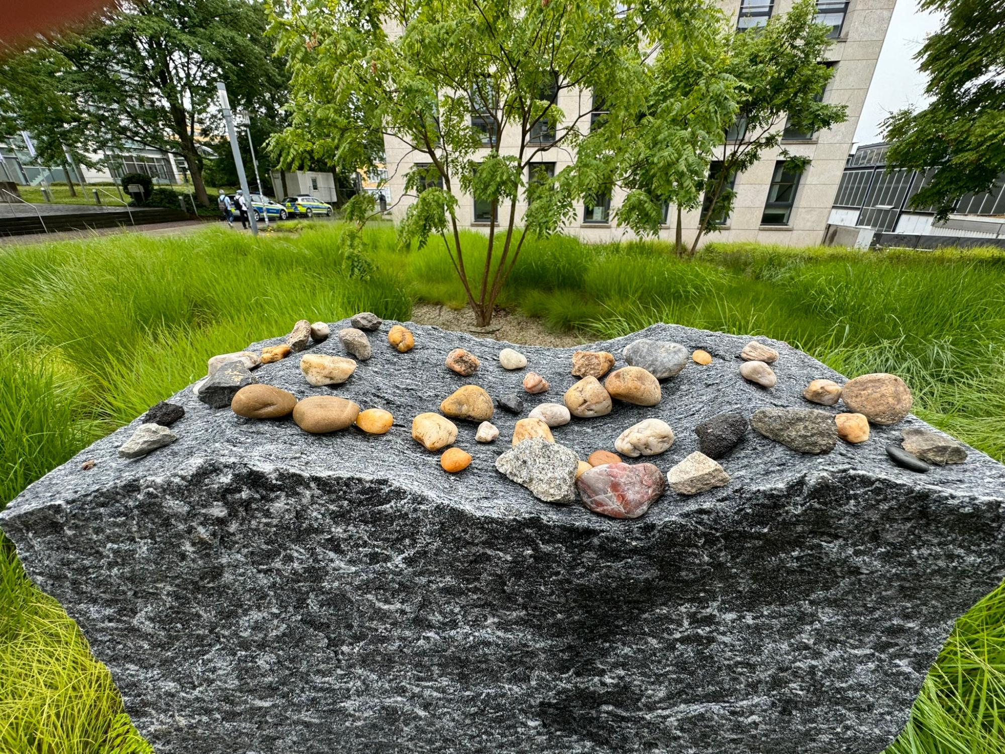 Gedenksteine auf Mahnmal