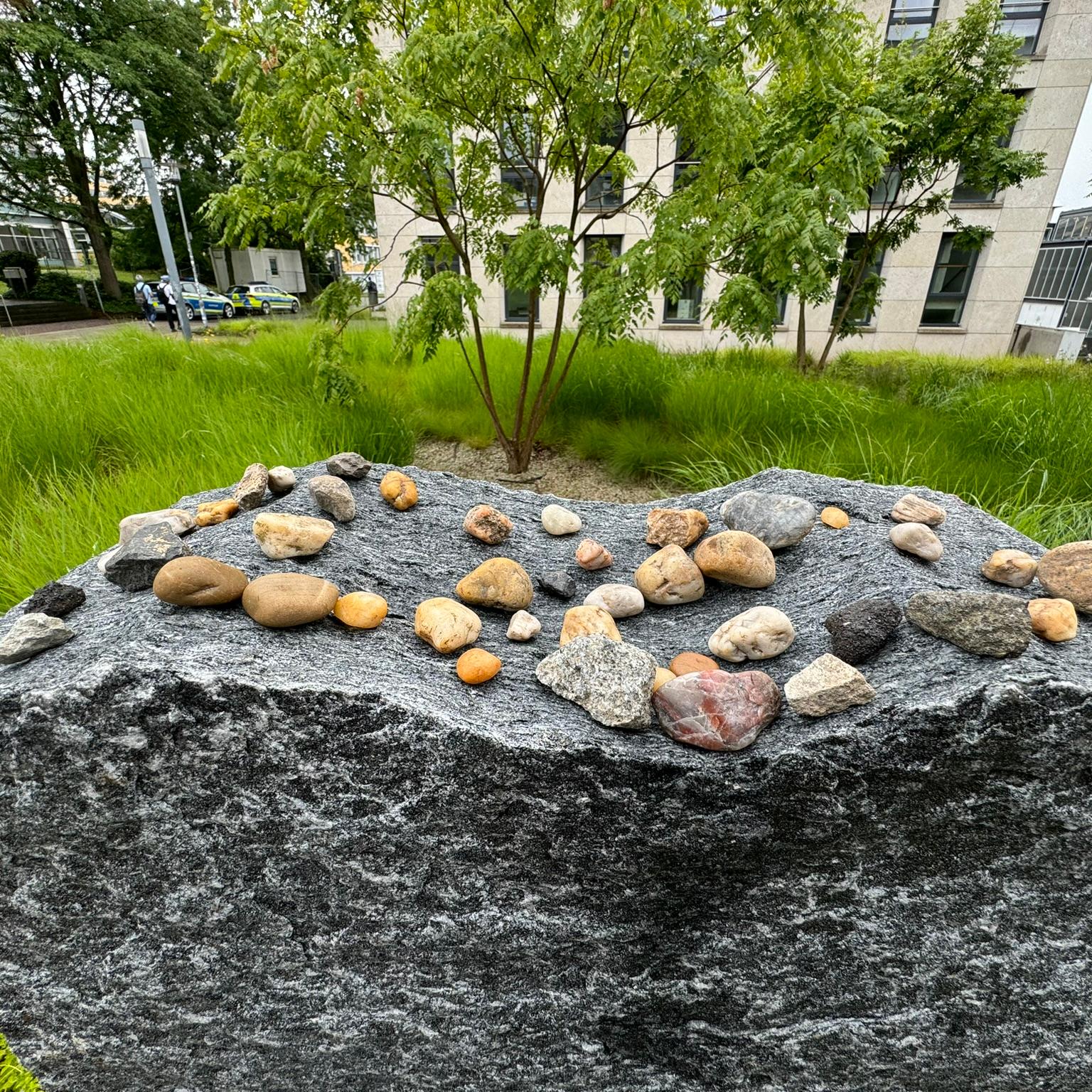 Gedenksteine auf Mahnmal