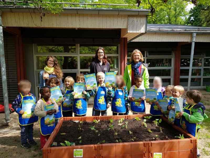 Kinder der Grashüpfergruppe zeigen gerne ihre Gärtnerurkunde