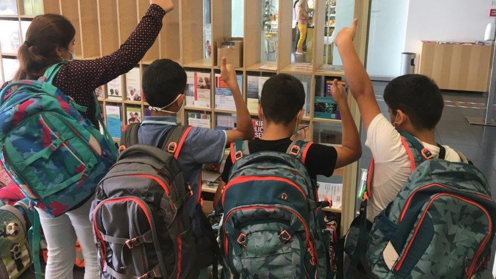 Kinder mit Schulranzen - Kopie