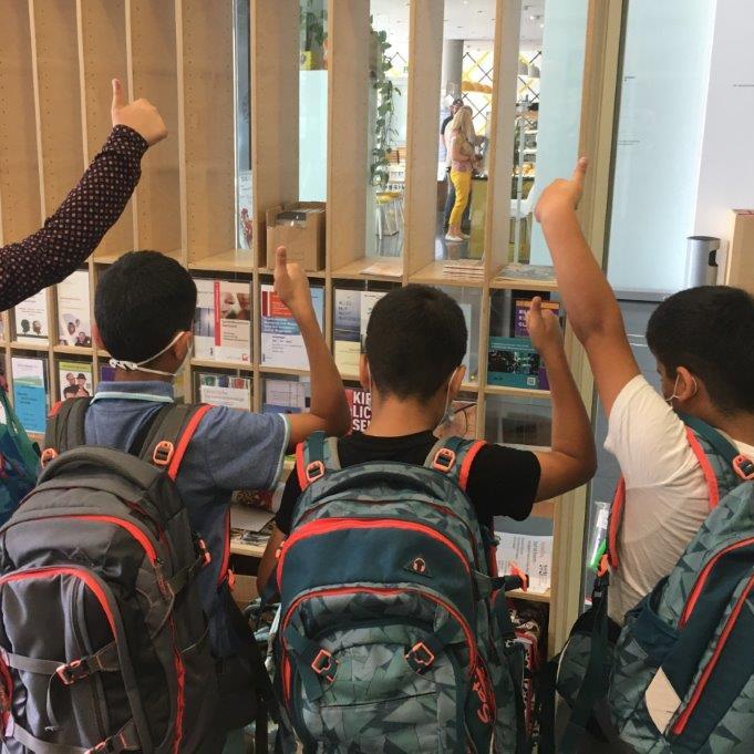 Kinder mit Schulranzen - Kopie