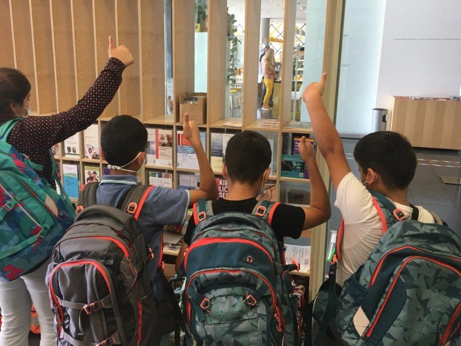 Kinder mit Schulranzen