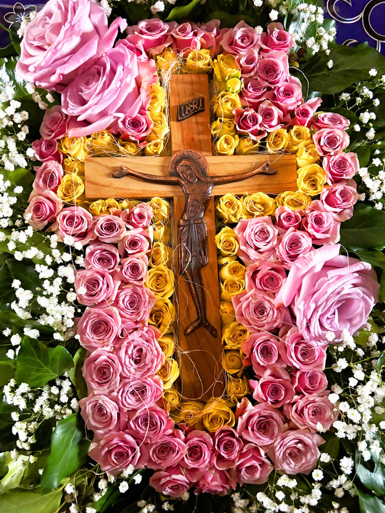 Das Kreuz Jesu wird mit Blumen geschmückt (c) Bild: Christiane Raabe In: Pfarrbriefservice.de