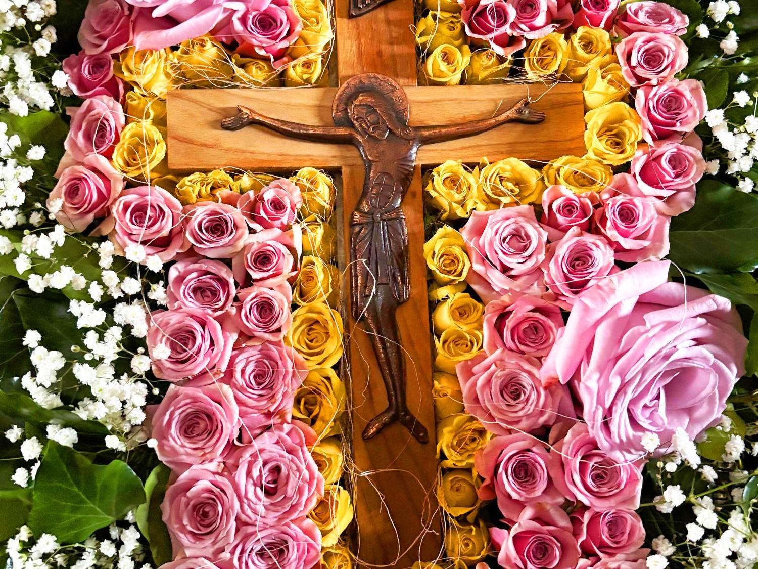 Das Kreuz Jesu wird mit Blumen geschmückt (c) Bild: Christiane Raabe In: Pfarrbriefservice.de