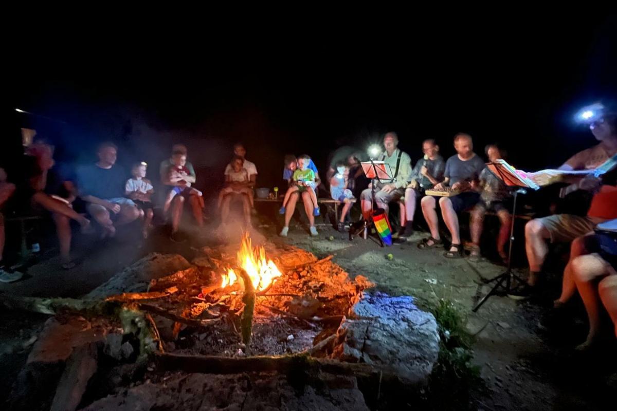 Gemeinsam am Lagerfeuer