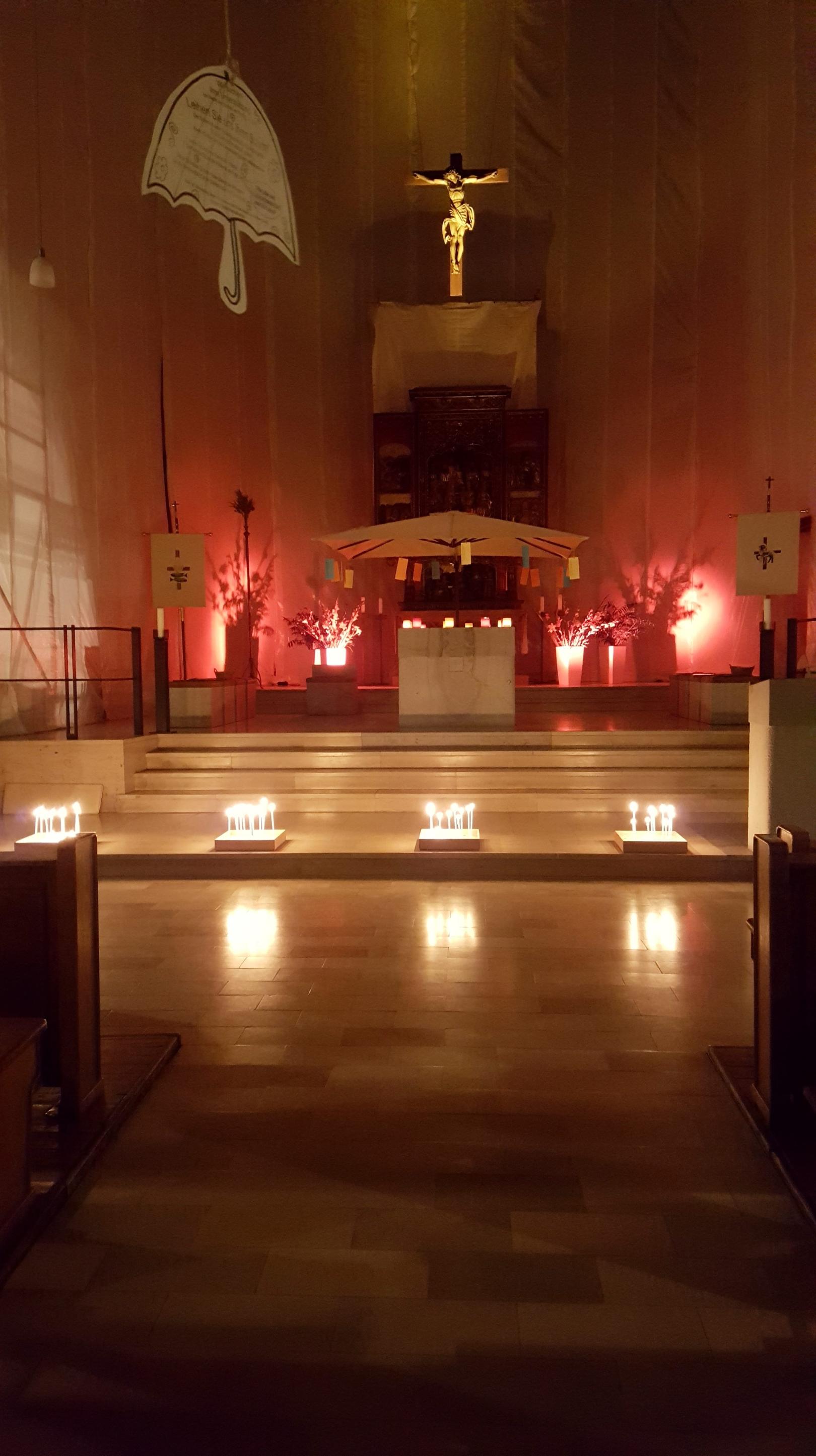 Unter Gottes Schirm - der Altar zur Nacht der Kirchen in St. Elisabeth, Darmstadt