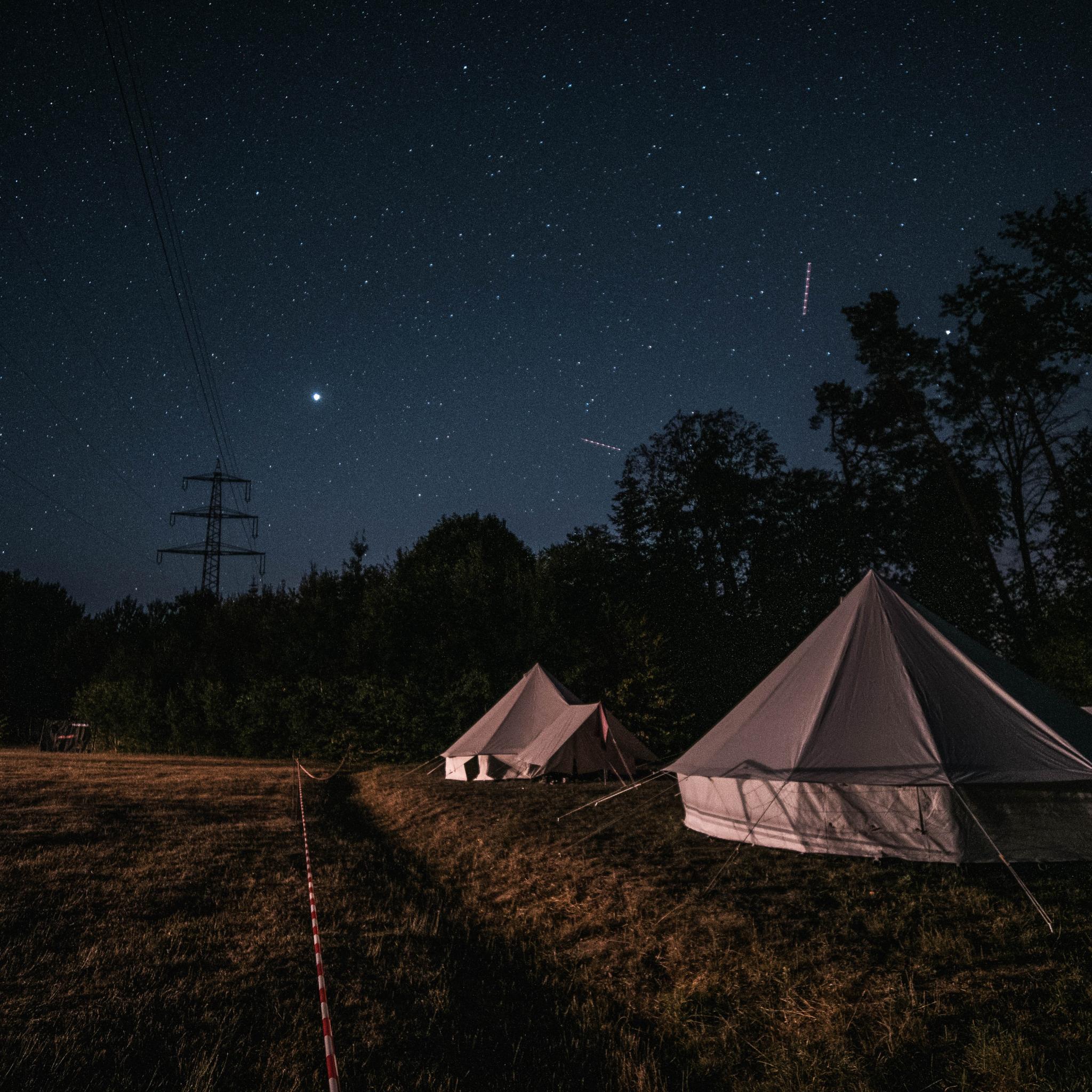 Zeltlager bei Nacht
