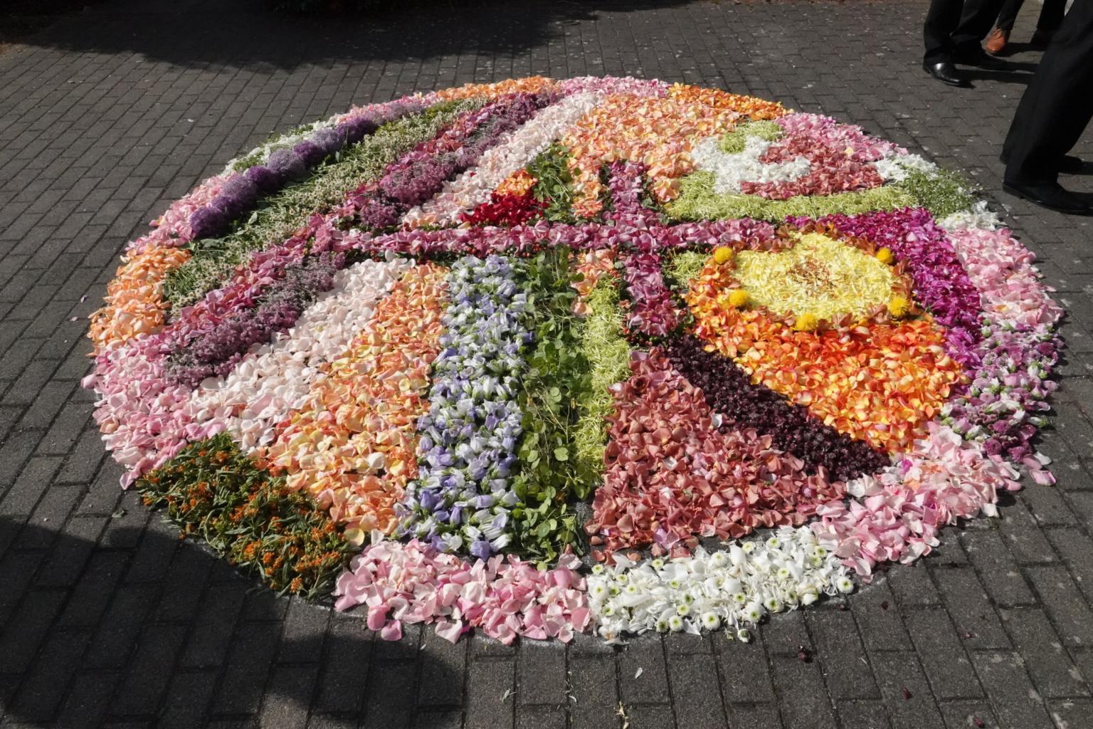 Oft werden schöne Blütenteppiche gelegt - die Kinder sind eingeladen Blüten mitzubringen und auf dem Weg zu verstreuen (c) Peter Tanke
