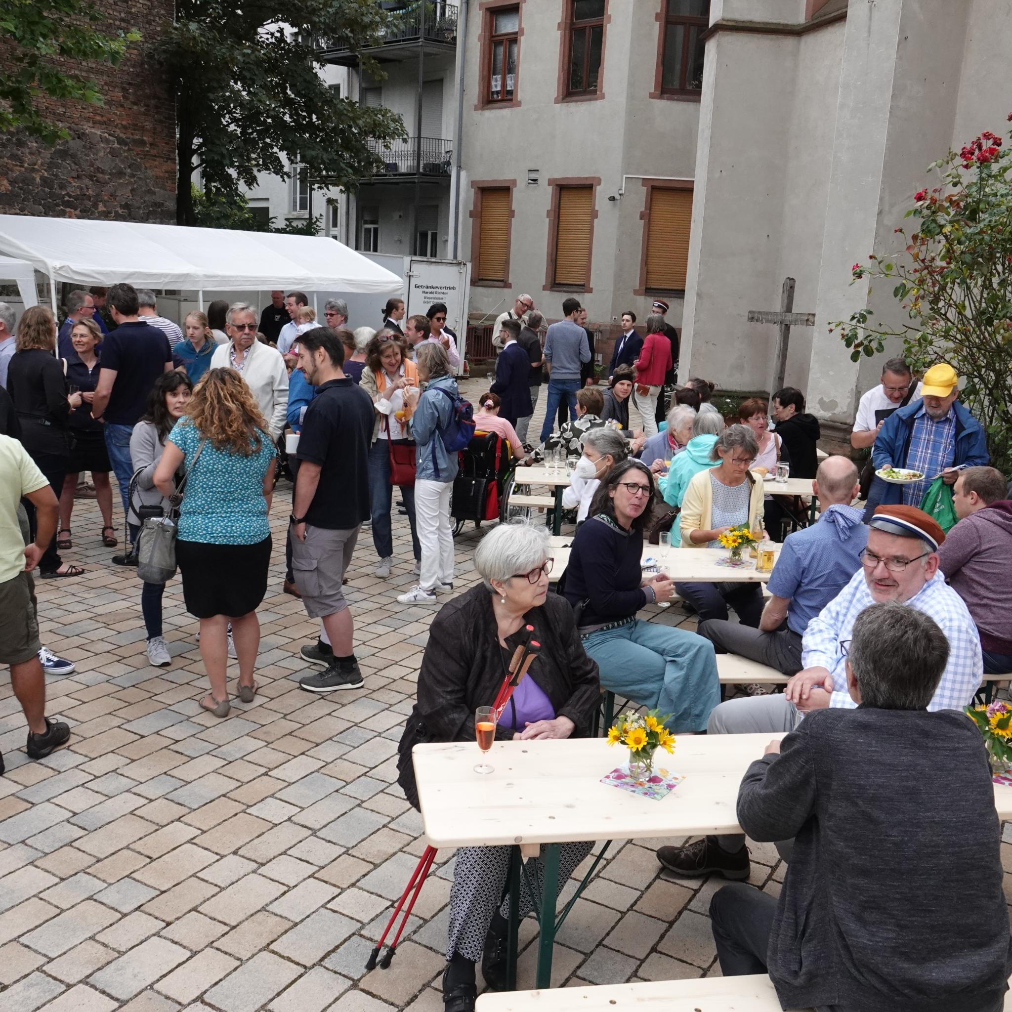 Beisammensein beim Gartenfest