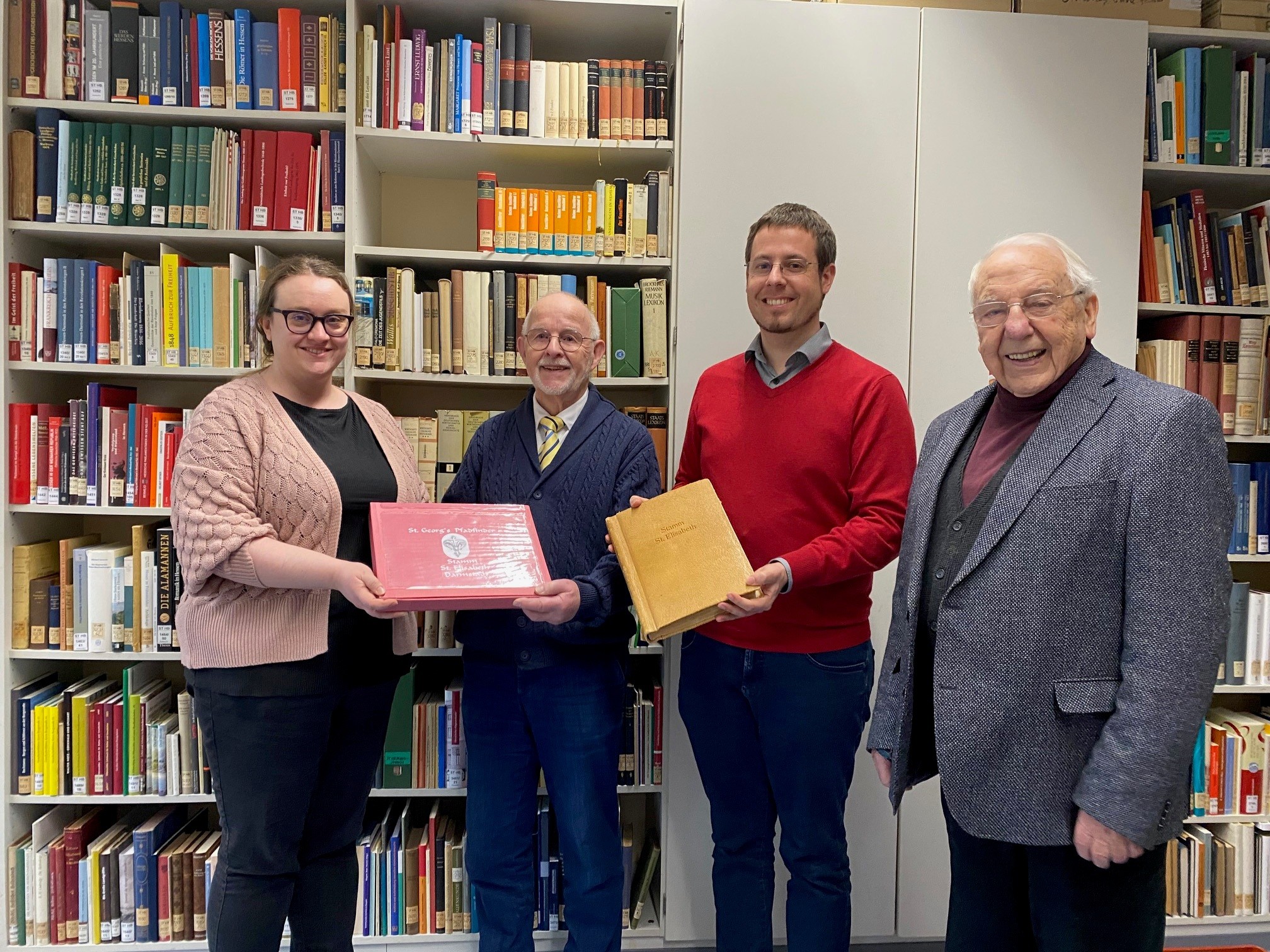 Übergabe der Pfadfinderchronik aus St. Elisabeth