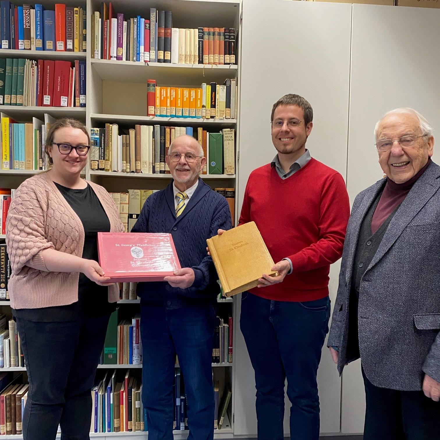 Übergabe der Pfadfinderchronik aus St. Elisabeth