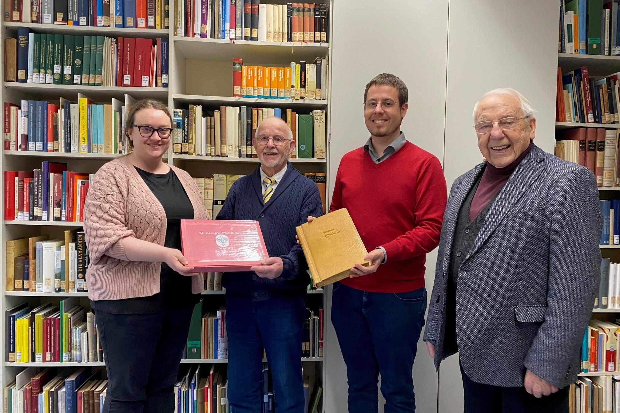 Übergabe der Pfadfinderchronik aus St. Elisabeth