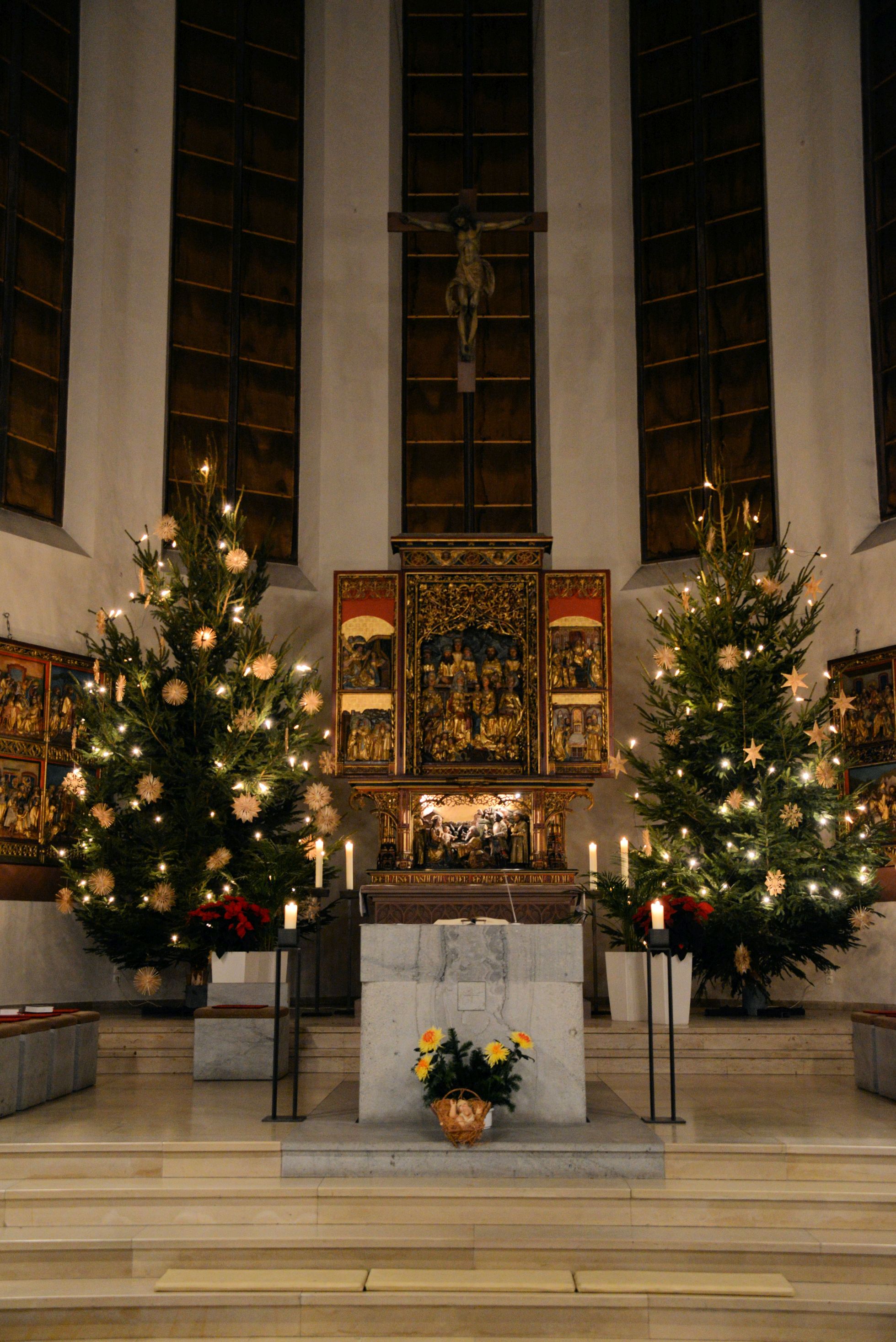 Weihnachtsbäume im Altarraum (c) Pfarrei St. Elisabeth, Darmstadt