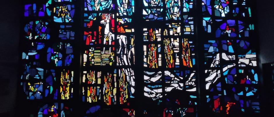 Werktagskapelle Fenster (c) CampusFidelis